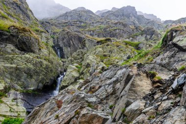 Fagaras dağlarından kayalar, Transfagarasan, Romanya