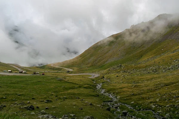 Jalan Yang Melintasi Pegunungan Fagaras Terlihat Dari Atas Antara Kabut — Stok Foto