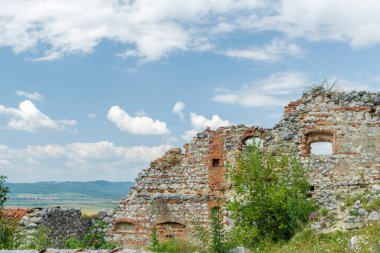 Üçgen kuleden yıkıntılar, Rasnov Kalesi, Brasov, Romanya