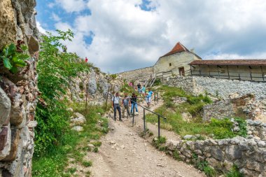 Üçgen kuleye giden yol, Rasnov Kalesi, Brasov, Romanya