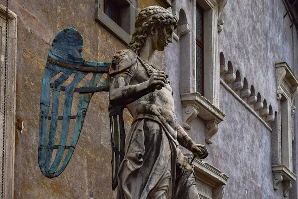 意大利罗马陵墓圣安杰洛城堡的圣米夏埃尔大天使雕像 — 图库照片