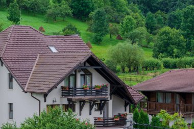 Bran, Brasov ve Romanya 'dan tepelerde modern evler