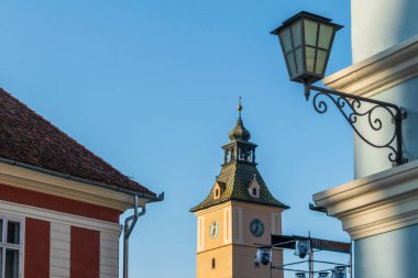 Romanya 'nın Brasov kentinde, Ana Meydan' daki Ortaçağ Konsey Binası uzaktan görülüyor