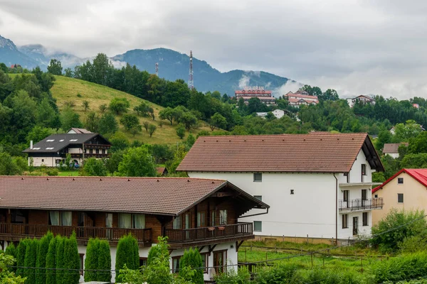 Bran, Brasov ve Romanya 'dan tepelerde modern evler