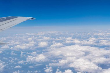 Bulutların üzerinde uçan bir uçağın kanadı 