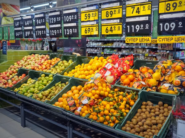 Bryansk, Rusia - 5 de diciembre de 2019: Escaparate con frutas en la tienda Perekrestok . — Foto de Stock