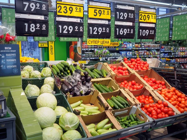 Bryansk, Rusia - 5 de diciembre de 2019: Escaparate con verduras en la tienda Perekrestok —  Fotos de Stock