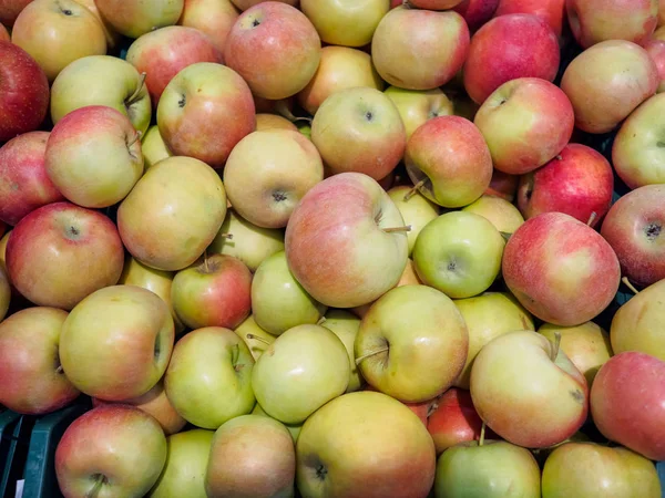 Kırmızı elmalı taze sarı bir kutuda yatıyor.