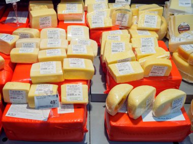 Bryansk, Rusya - 15 Aralık 2019: Perekrestok mağazasında çeşitli peynirlerle yapılan gösteri