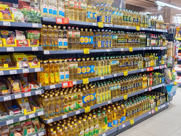Bryansk, Rusia - 15 de diciembre de 2019: Un escaparate con botellas de aceite de girasol en la tienda Perekrestok —  Fotos de Stock