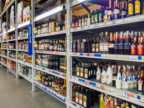 Bryansk, Rusia - 15 de diciembre de 2019: Escaparate con alcohol en la tienda Metro —  Fotos de Stock