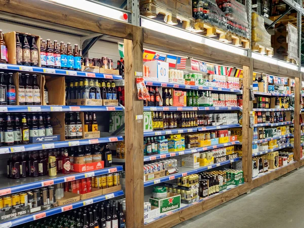 Bryansk, Rusia - 15 de diciembre de 2019: Escaparate con cerveza en la tienda Metro —  Fotos de Stock