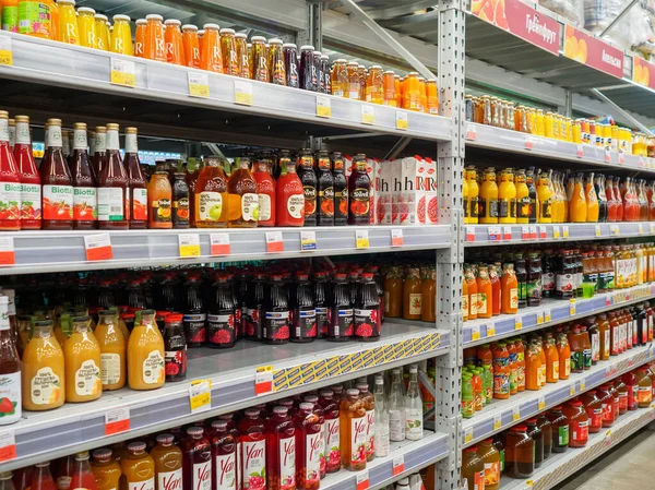 Bryansk, Rusia - 20 de diciembre de 2019: Escaparate con botellas de jugo en la tienda Lenta —  Fotos de Stock