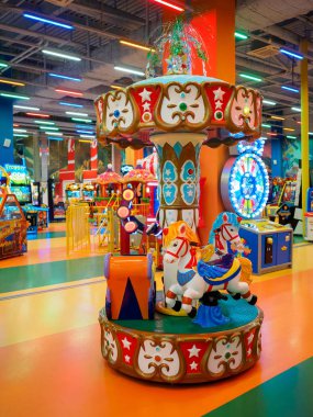 Çocuk atlıkarıncasında, oyun odasında atlar var.