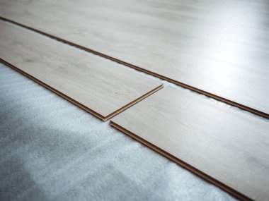 Dairedeki tamir işlemi. Döşemeyi yumuşat