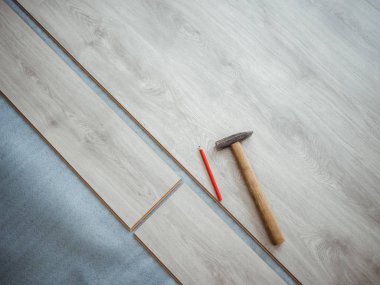 Dairedeki tamir işlemi. Döşemeyi yumuşat