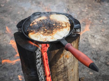Finniş mumunda krep pişirmek. Maslenitsa tatili.