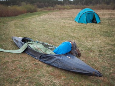 Bryansk, Rusya - 1 Mayıs 2020: Yürüyüşten önce çerçeve kanonun montajı.