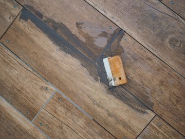 Seramik fayanslar arasında sayıyorum. İş aleti spatulası. Odada tamirat var..