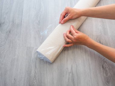 Odada onarım var. Kız işçi duvar kağıdını ortaya çıkarıyor. Yeni ev partisi.