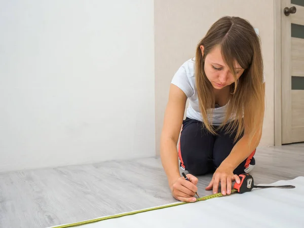 Repairs Girl Worker Measures Length Strip Wallpaper Housewarming — Stock Photo, Image