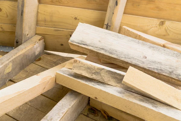 Свіжі дошки та стружка деревини — стокове фото