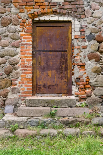 Gamla dörr av metall — Stockfoto