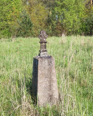 Eski mezarlık üstünde