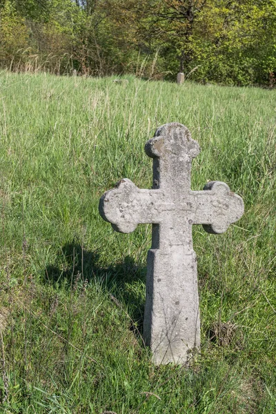 Krzyż na starym cmentarzu — Zdjęcie stockowe