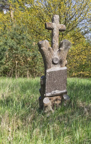 Krzyż na starym cmentarzu — Zdjęcie stockowe