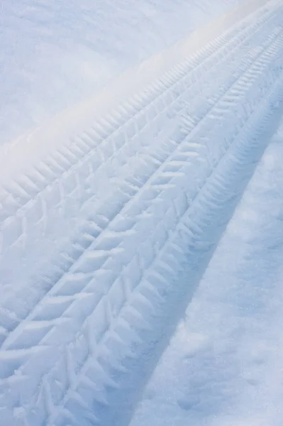 Bil spår i snön — Stockfoto