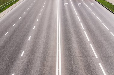 Otoban yol işaretleri ile