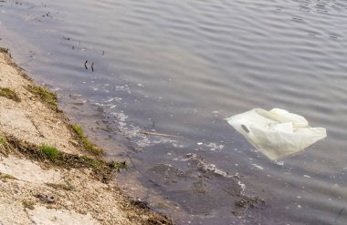 Plastik torba pis su içinde