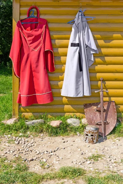 Ιππότης μανδύα και φόρεμα στον ξύλινο τοίχο — Φωτογραφία Αρχείου