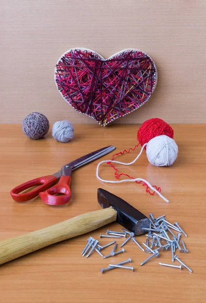 Herramientas para trabajos manuales en stile String Art sobre mesa de madera —  Fotos de Stock