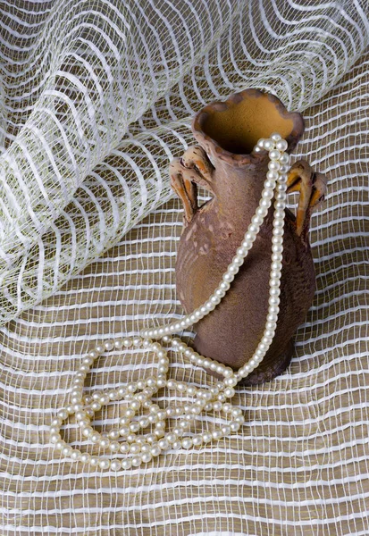 Perlenkette auf drapiertem Stoff — Stockfoto