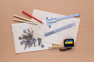 Ahşap arka plan üzerinde ölçüm araçları kümesi