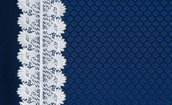 Witte lace op blauwe achtergrond guipure — Stockfoto