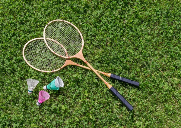 Badminton raquetes e shuttlecocks na grama — Fotografia de Stock