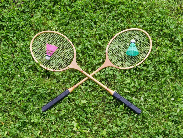 Badminton rackets en shuttles op gras — Stockfoto