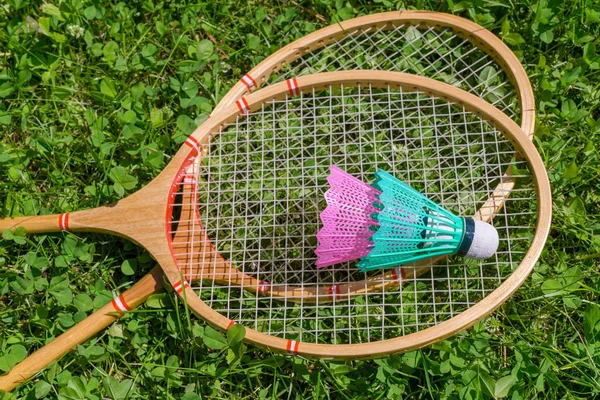 Badminton raquetes e shuttlecocks na grama — Fotografia de Stock