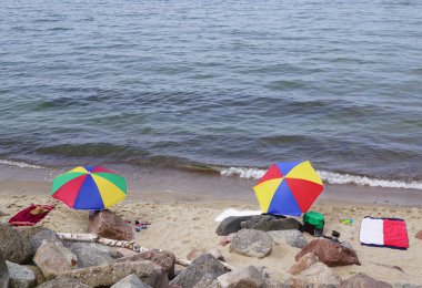 Deniz kıyısında şemsiye