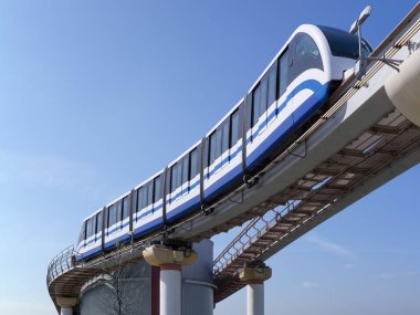 Monoray tren gökyüzüne karşı