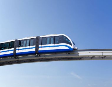 Monoray tren gökyüzüne karşı
