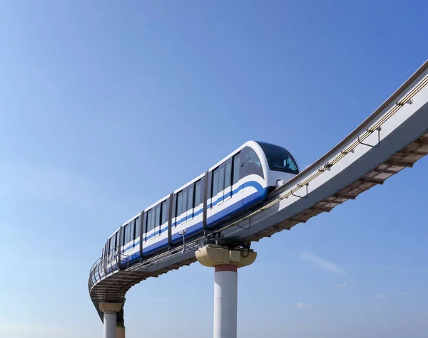 Tren monorraíl contra el cielo — Foto de Stock