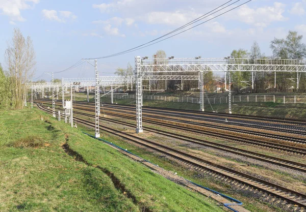 เส้นทางรถไฟและเสาของสายไฟฟ้า — ภาพถ่ายสต็อก