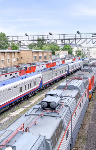 Trenes en la estación de tren — Foto de Stock