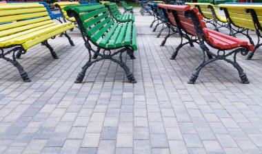 Çok renkli banklar parkta