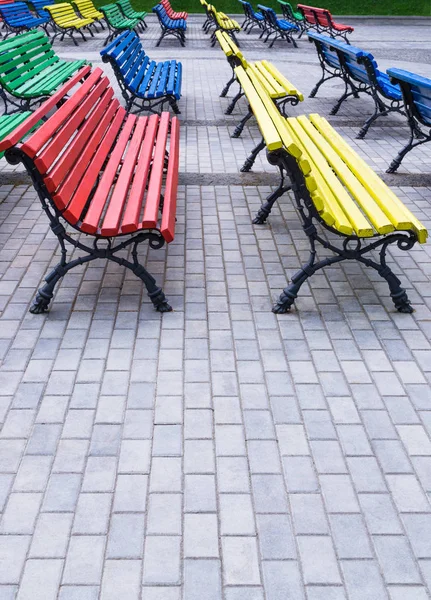 Panche multicolori nel parco — Foto Stock