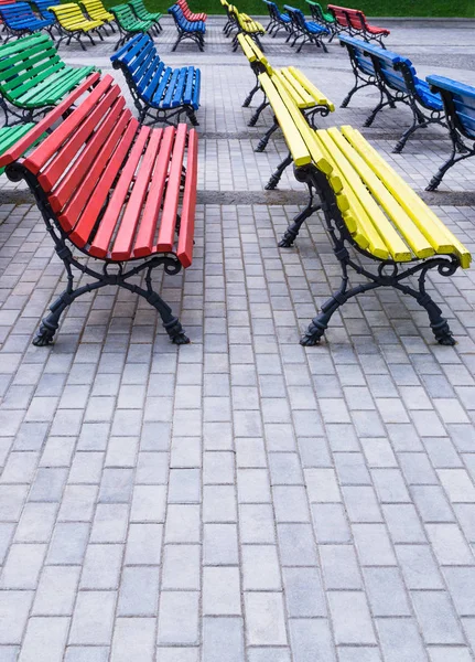 Veelkleurige bankjes in het park — Stockfoto